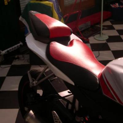 selle r6 aspect carbone + rouge