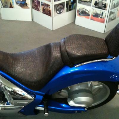 selle moto en simili facon crocodile